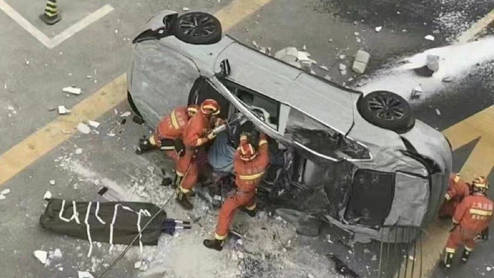 Electric car falls from China offices, killing two