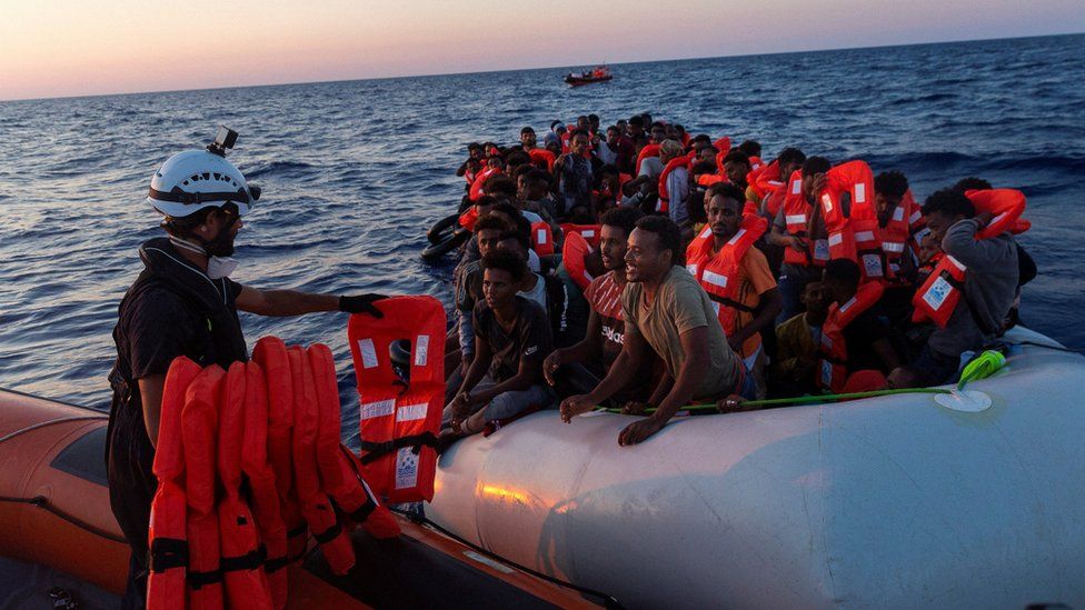 Italy migrants: Nearly 1,200 arrive by boat in 24 hours