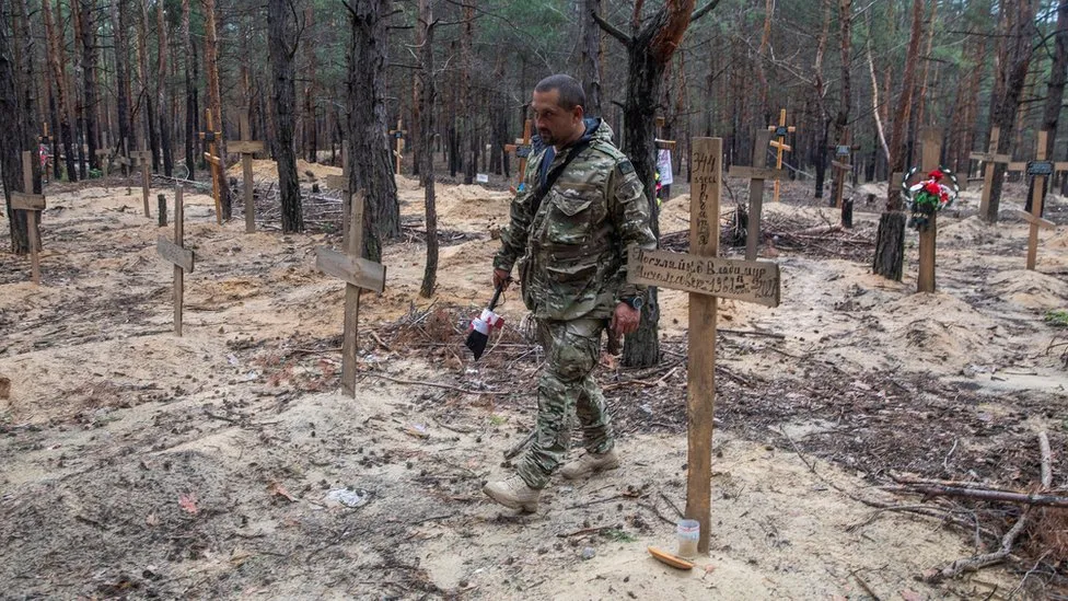 Ukraine war: Hundreds of graves found in liberated Izyum city - officials