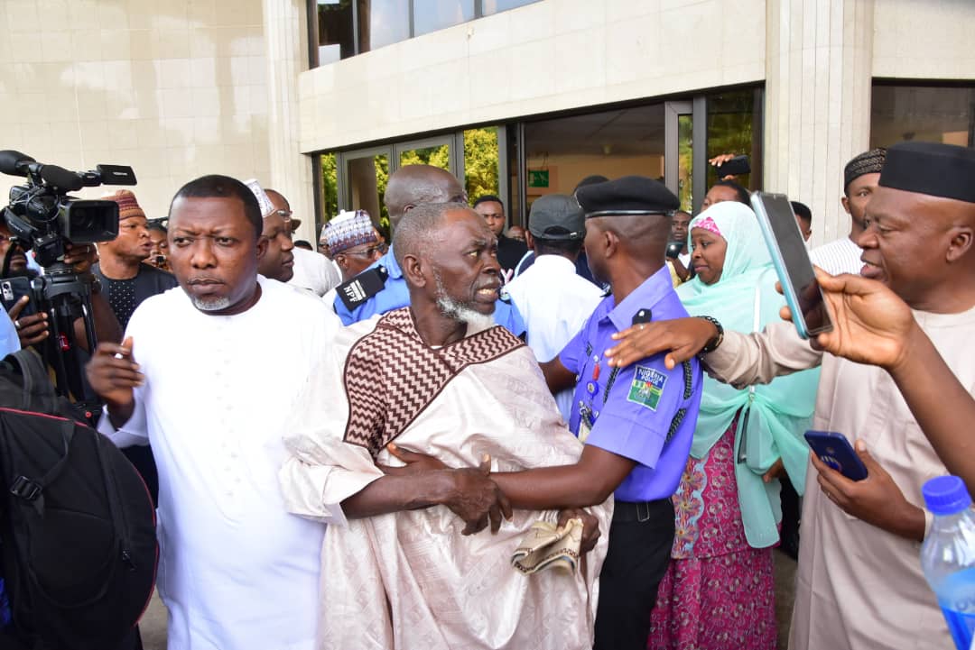 "˜Ole! Ole!' Factional Labour Party Chairman Booed Outside Appeal Court (Video)