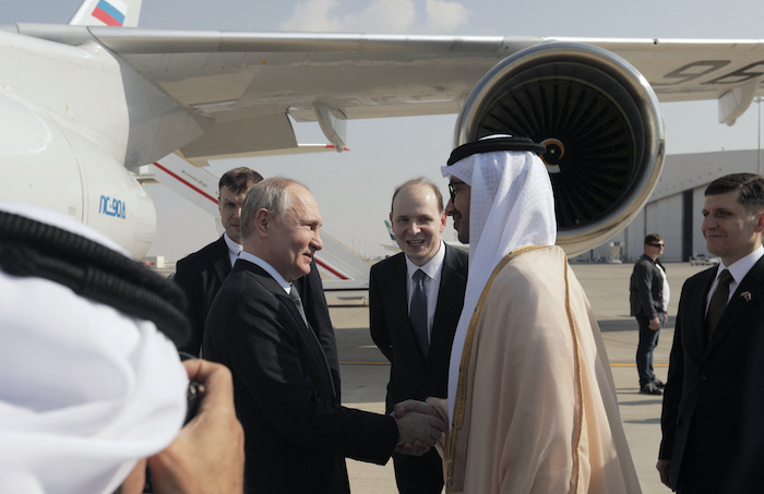 Putin Visits UAE and Saudi Arabia To Discuss Oil, Regional Conflicts