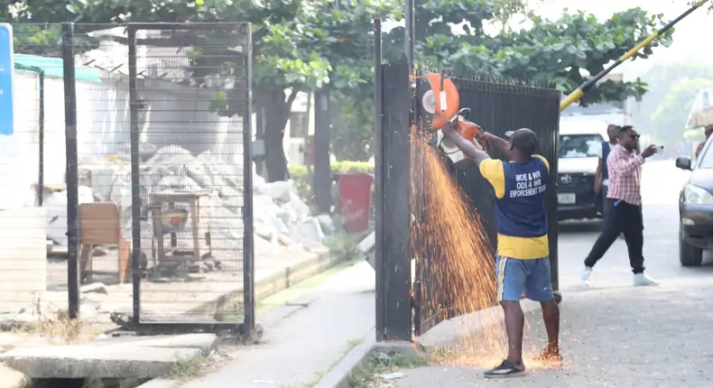 Lagos govt moves to ease traffic in Lekki, pulls down illegal gates
