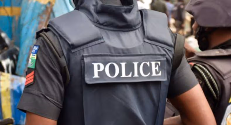 Police Inspector shoots 3 people dead to cover up girlfriend's phone theft