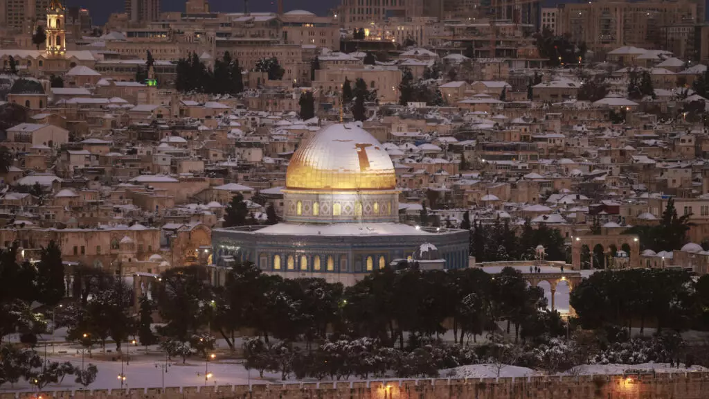 Rare snowfall carpets Jerusalem