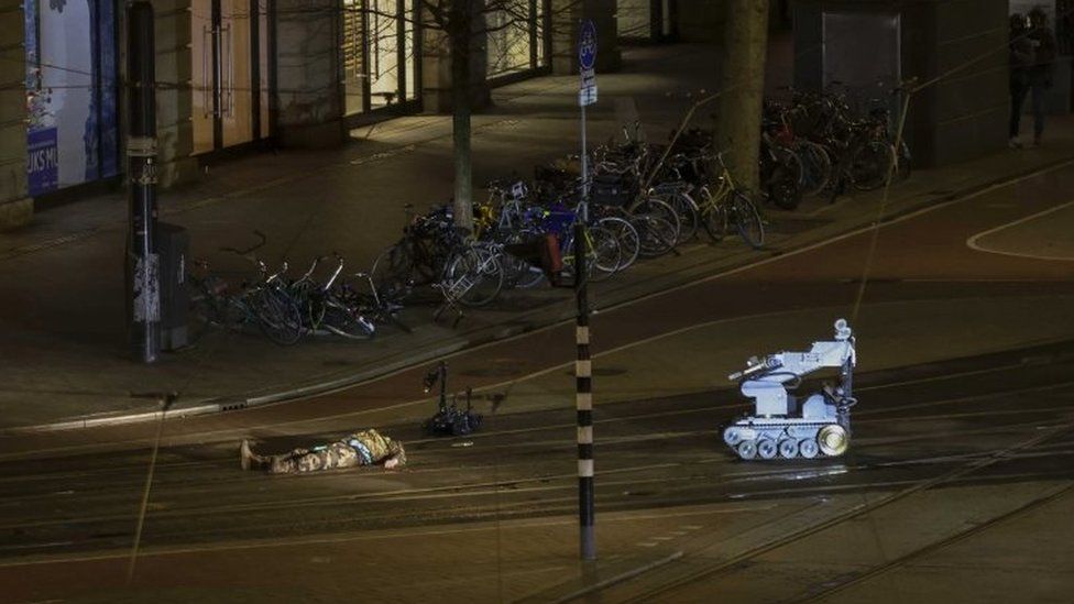 Amsterdam Apple store: hostage-taker hit by police car