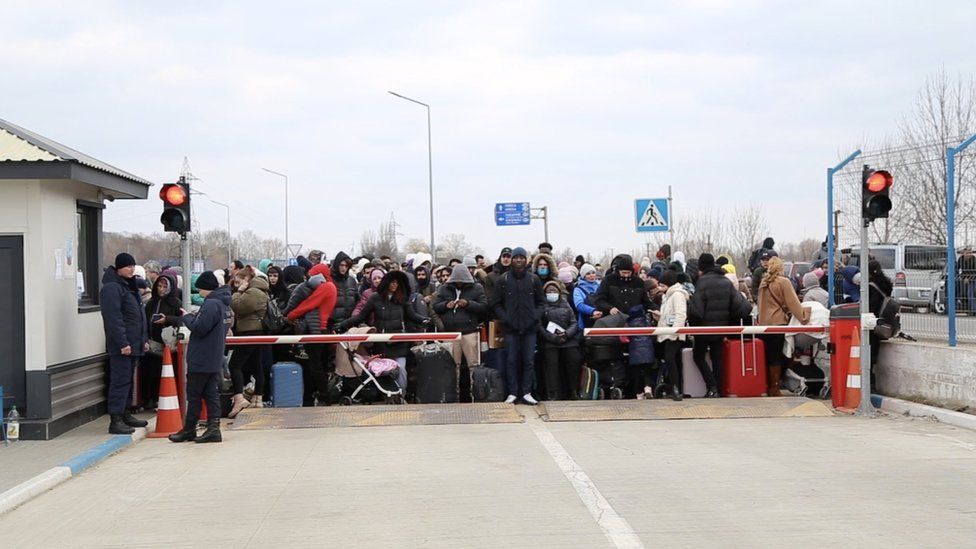 Ukraine conflict: Children on their own, parents stay behind