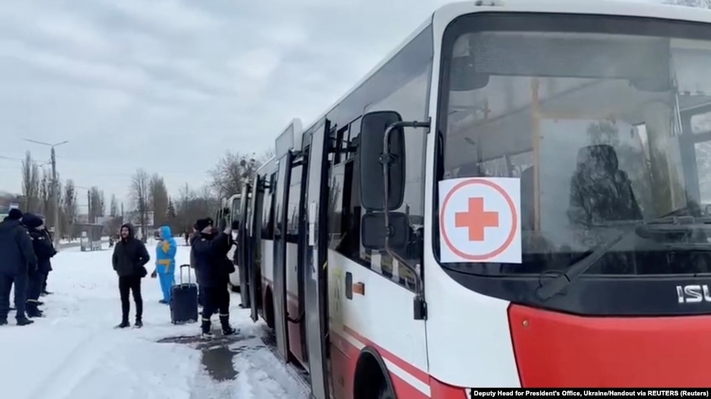The first convoy of refugees prepares to leave Sumy via humanitarian corridor