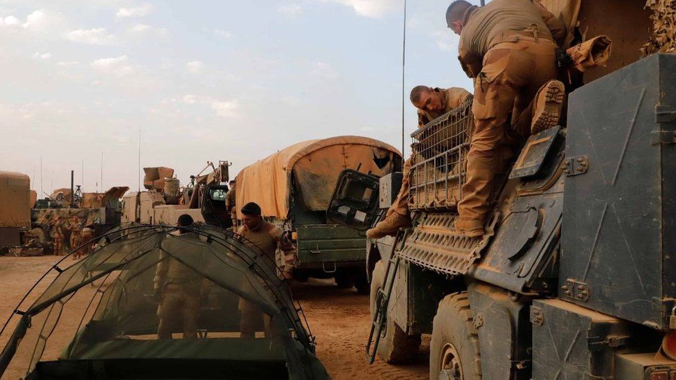 What are France's accusations over a mass grave found in Mali?
