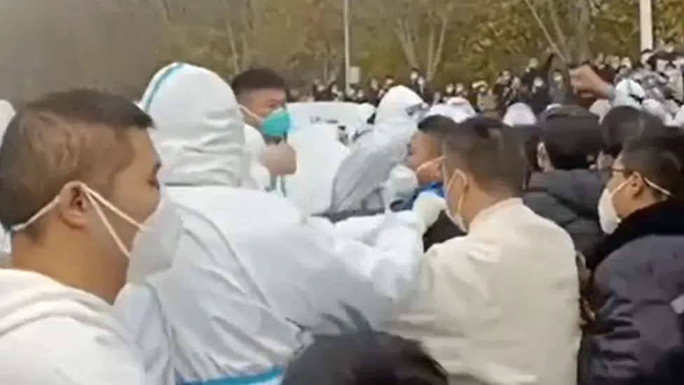 China Covid: Angry protests at giant iPhone factory in Zhengzhou