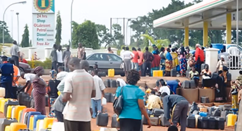 Marketers begin supply of petrol to filling stations in Lagos amid long queues