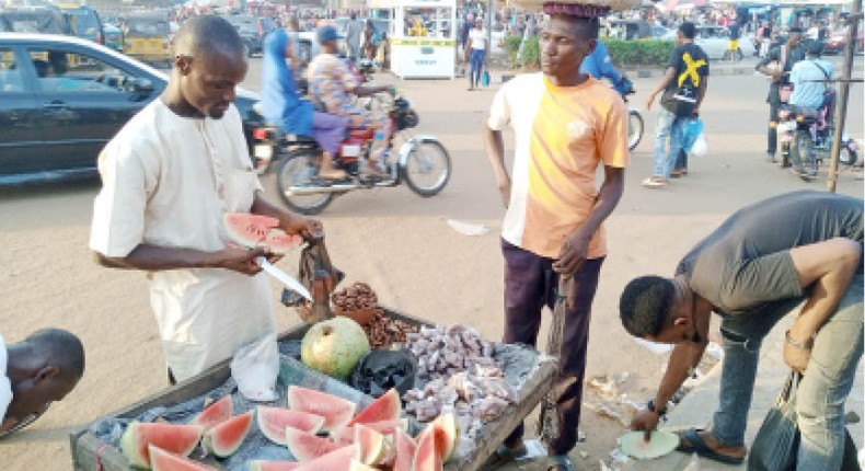 Doctor advises Nigerians to avoid eating sliced fruits due to hygiene risks