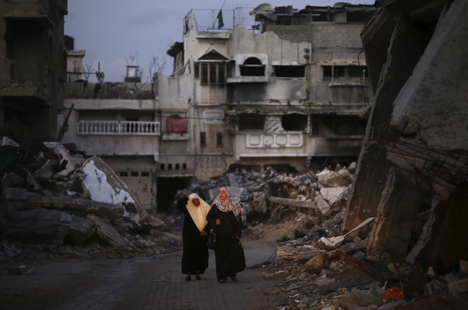 Palestinian grandmother receives bachelor's decree at 85
