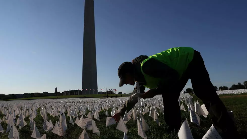 US surpasses 700,000 Covid-19 deaths amid case resurgence
