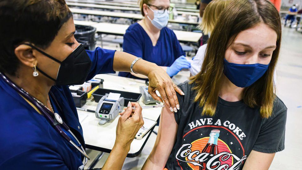 Covid: FDA officials back Pfizer jab for children over five in US