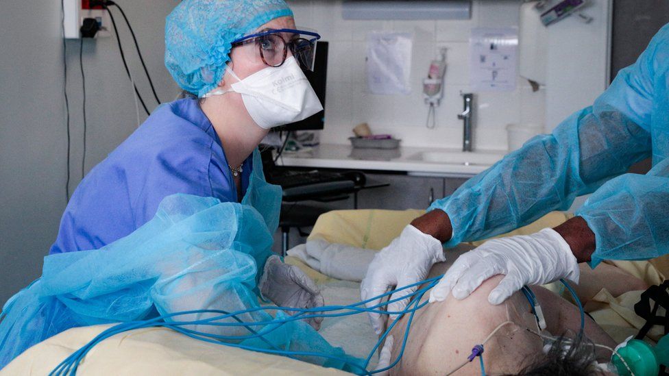 Covid: France tightens restrictions amid Omicron surge