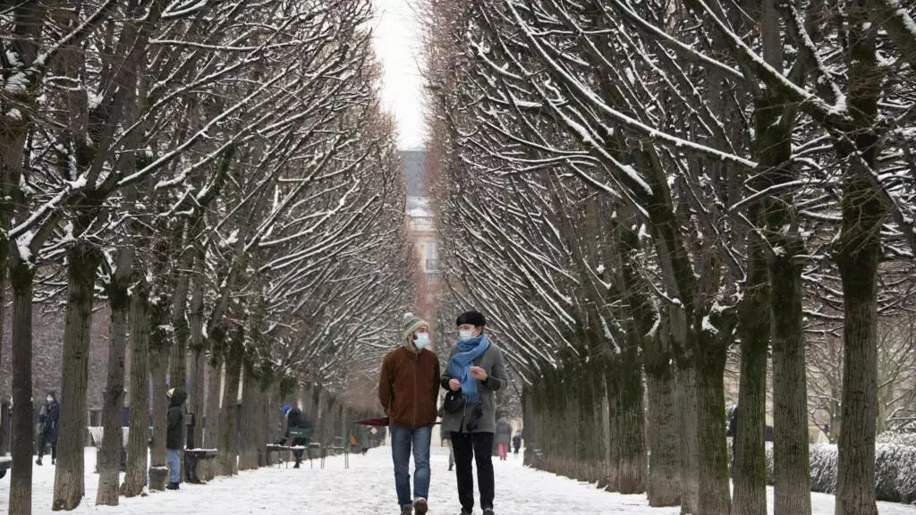 Wearing masks outdoors to be mandatory in Paris as new cases top 200,000