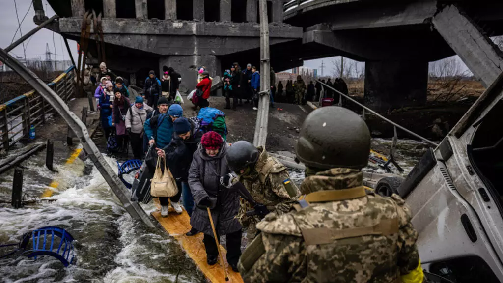 The first convey of refugees prepares to leave Sumy via humanitarian corridor