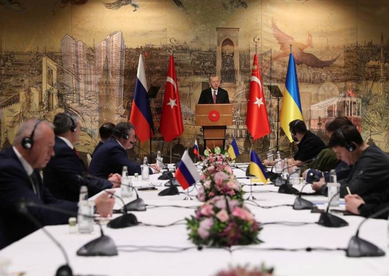 'No handshake' as Ukraine, Russia delegations meet for peace talks
