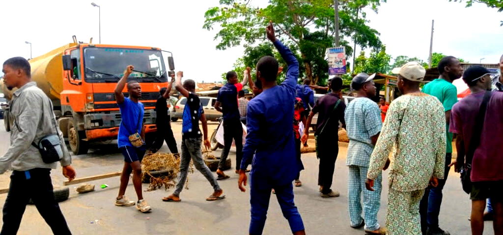 Again, OAU students block Ife-Ibadan Highway over ASUU strike