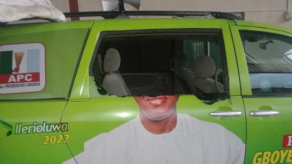 Hoodlums attack Osun governor's campaign train, journalists injured