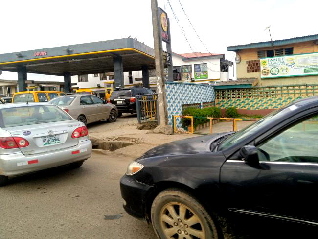 Fuel queues return to Lagos as IPMAN members shut stations